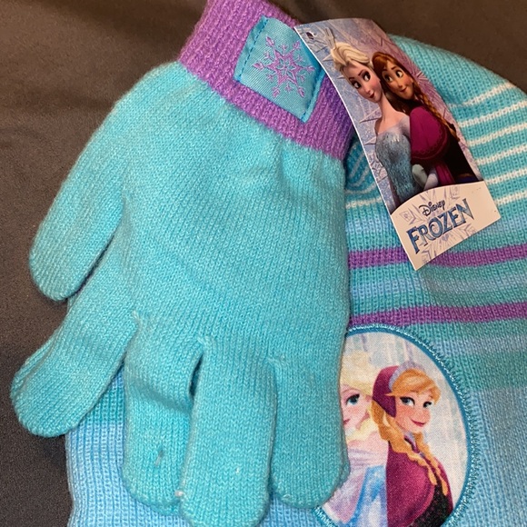 Children’s Frozen hat and glove set - Picture 2 of 6